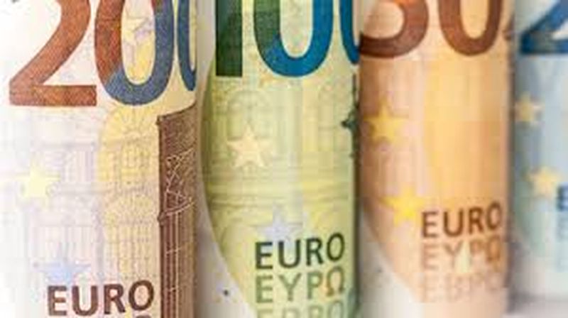 Câți euro încasează lunar un bancher de top din România