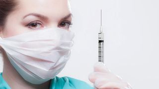 Regatul Unit autorizează al treilea vaccin împotriva covid-19