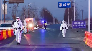 China închide două orașe pentru a stopa noua explozie de coronavirus
