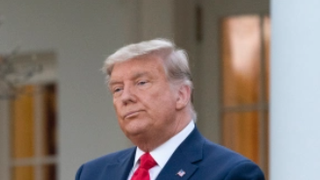 Angela Merkel consideră ”problematică” închiderea contului de Twitter al lui Trump