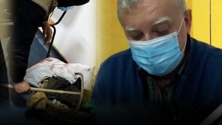 VIDEO -Bătr&acirc;n umilit &icirc;n genunchi &icirc;n spital. Cei implicați, sancționați