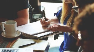 Zeci de mii de elevi riscă să rămână cu mediile neîncheiate din cauza pandemiei COVID-19. Ce le transmite Ministrul Sănătății