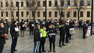 Proteste în faţa Ministerului Muncii faţă de "îngheţarea" salariilor şi a pensiilor