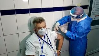 Vaccinare împotriva COVID-19. Top 10 informații înșelătoare de care să te ferești