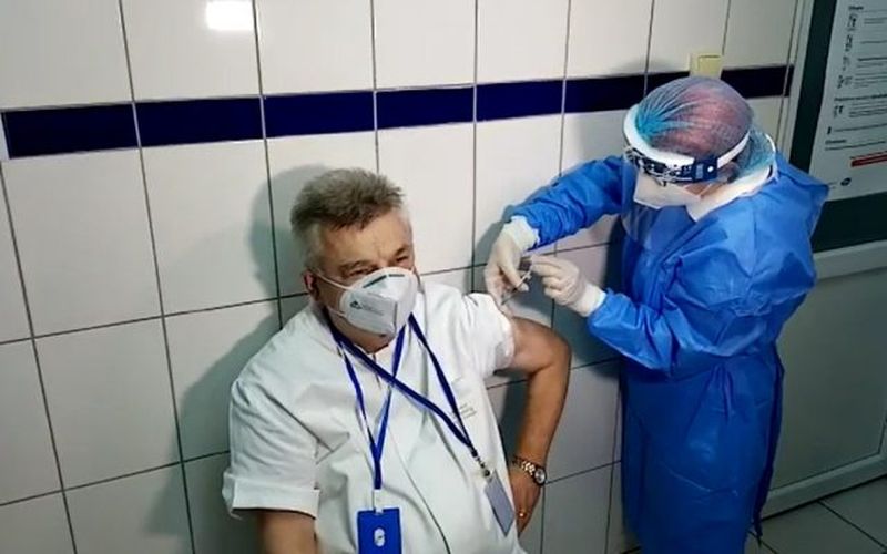 Vaccinare împotriva COVID-19. Top 10 informații înșelătoare de care să te ferești