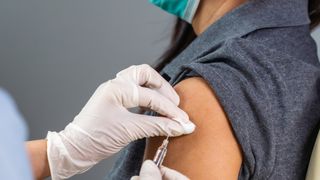 Vaccinare împotriva COVID-19. Top 10 informații înșelătoare de care să te ferești