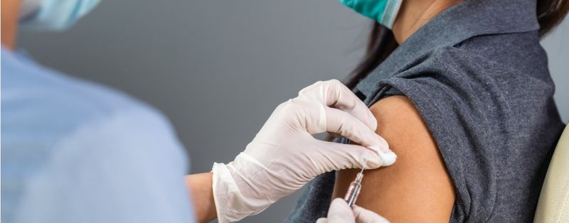 Vaccinare împotriva COVID-19. Top 10 informații înșelătoare de care să te ferești