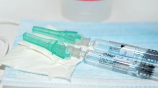 Românii se vaccinează împotriva coronavirus. Ce se întâmplă cu cei care au reacții adverse