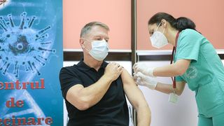 Klaus Iohannis s-a vaccinat anti-COVID la Spitalul Militar "Carol Davila": "Este o procedură simplă, nu doare"