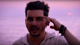 VIDEO - Solistul trupei Jukebox este primul artist vaccinat anti-COVID