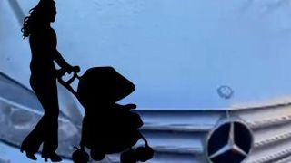 VIDEO - Căruciorul unui bebeluș, lovit intenționat cu mașina de un interlop