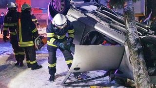 Accident grav! O mașină s-a răsturnat din cauza poleiului, una dintre persoane a decedat