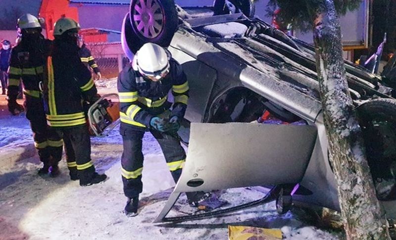 Accident grav! O mașină s-a răsturnat din cauza poleiului, una dintre persoane a decedat