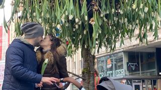 Nicu Bocancea a “plantat” copacul cu 600 de lalele în mijlocul Bucureștiului  pentru un An Nou nou cu noroc