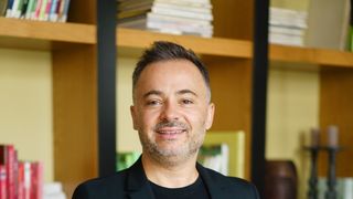 Nicu Bocancea a &ldquo;plantat&rdquo; copacul cu 600 de lalele &icirc;n mijlocul Bucureștiului  pentru un An Nou nou cu noroc