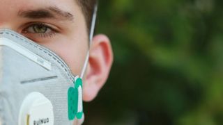 Masca chirurgicală trebuie purtată obligatoriu până în 2023. Anunțul specialiștilor