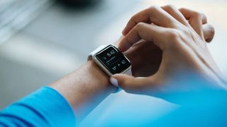 Smartwatch-urile ar putea depista infectarea cu COVID-19 &icirc;nainte de apariţia simptomelor