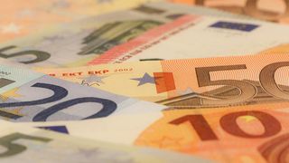 Banca Naţională a Rom&acirc;niei (BNR) a anunţat, luni, un curs de referinţă de 4,8740 lei pentru un euro, &icirc;n creştere cu 0,01% faţă de nivelul de 4,8737 lei pentru un euro consemnat vineri. Dolarul a crescut cu 0,58%, la 4,0405 lei pe unitate.  Curs valutar BN