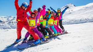 VIDEO - Părinții își trimit copiii să învețe să schieze în taberele de munte