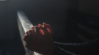 Rugăciunea care trebuie rostită atunci când te simți singur și părăsit de lume. Îți va aduce iubire și liniște sufletească