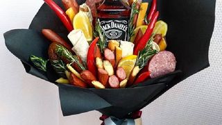 VIDEO-Artista care are o nouă pasiune. Realizează buchete comestibile