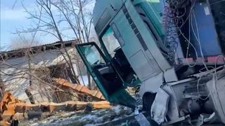 Un TIR a strivit o mașină condusă de o șoferiță de 18 ani. Trei morți și doi răniți grav