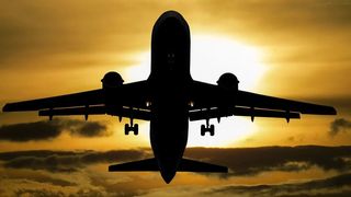 Caz inedit la bordul unui avion. O femeie a fost descoperită cu COVID-19