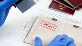 Noi reguli pentru călătoriile făcute în Grecia și Spania. Vor păși în țară doar turiștii vaccinați