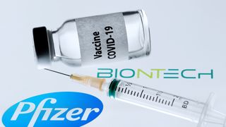 Pfizer îşi adaptează livrările vacinului împoriva covid-19 în funcţie de şase doze per flacon