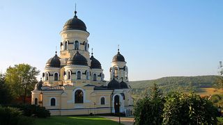 10 mănăstiri din Moldova pe care să le vizitezi pentru liniștea sufletească