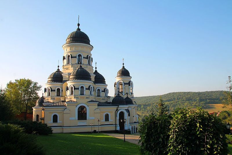 10 manastiri pe care sa le vizitezi in Moldova