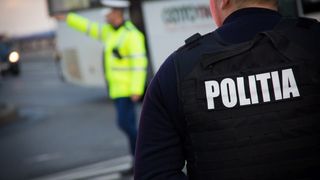 Trei persoane au fost lovite în cap cu toporul și bâtele într-un bar din Constanța