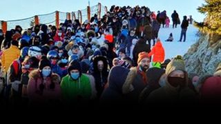 VIDEO - Aglomerat la munte. Telegondola din Poiana Brașov, cozi uriașe