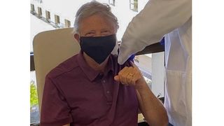 Bill Gates s-a vaccinat împotriva COVID. Mesajul miliardarului