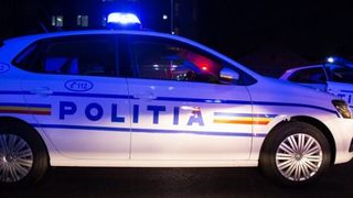 VIDEO - Jaf la drumul mare &icirc;n D&acirc;mbovița: Mai mulți indivizi au blocat o mașină pe un drum forestier