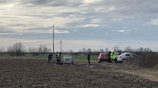 Descoperire macabră: Persoană carbonizată, &icirc;ntr-o maşină care luase foc pe un c&acirc;mp de l&acirc;ngă Timişoara