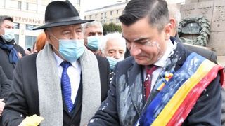 VIDEO - Mihai Chirica, primarul Iașiului, atacat cu iaurt