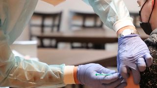 Anunțul specialiștilor: Şi după vaccinare poți să răspândești coronavirus