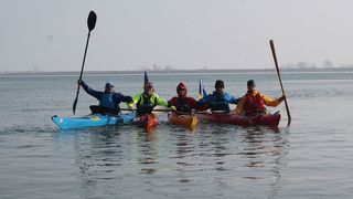 VIDEO - Unire sărbătorită &icirc;n mijlocul Dunării. Au făcut horă &icirc;n caiace