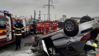 VIDEO - Ambulanța venită la accident, lovită de o altă mașină pe drum