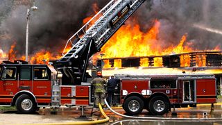 Caz șocant în Vaslui. Un bărbat și-a dat foc la casă de mai multe ori, chiar dacă pompierii o stingeau