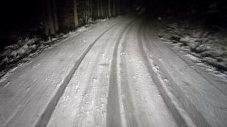 Mai multe TIR-uri blocate din cauza zăpezii în pasurile Bucin și Gutâi