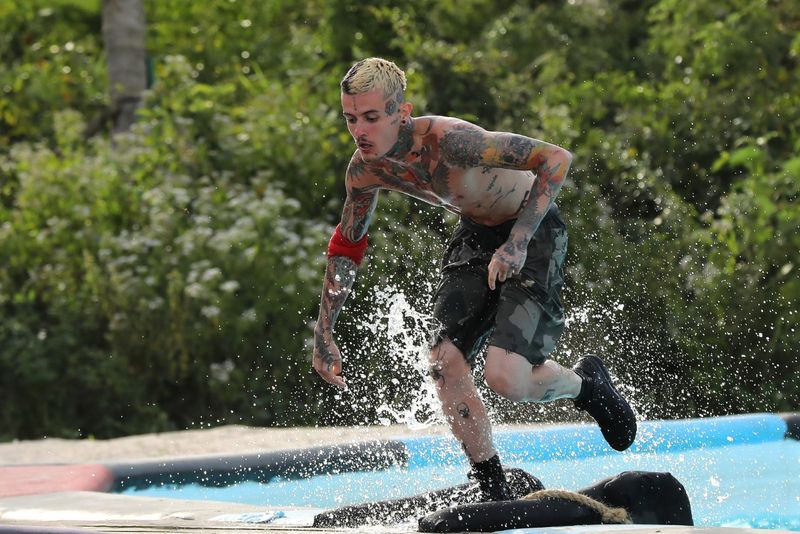 zannidache survivor românia viața la orfelinat