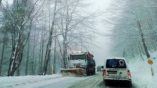 VIDEO - Zăpada căzută cu nemiluita le-a dat mult de furcă șoferilor 