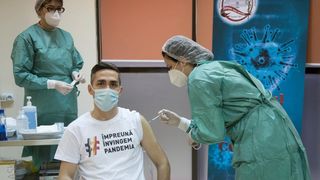 Coordonatorul campaniei naţionale de vaccinare, Valeriu Gheorghiţă, a primit doza de rapel