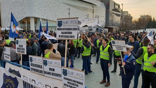 Nou protest al poliţiştilor &icirc;n faţa MAI şi a mai multor prefecturi din ţară