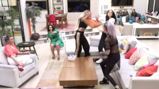 Casa Puterea Dragostei, zguduită de un nou conflict. Bătaie &icirc;ntre două concurente