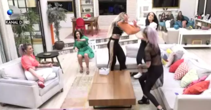 Casa Puterea Dragostei, zguduită de un nou conflict. Bătaie între două concurente