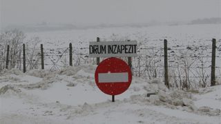 mașini blocate &icirc;n zăpadă