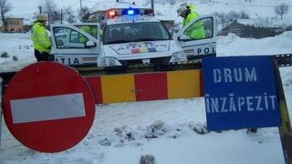 Drumuri închise din cauza zăpezii. Mai multe mașini au rămas blocate